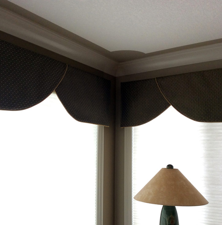 Fabric valance with simple piping